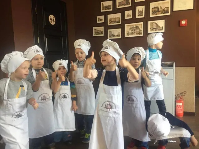 Солодке свято: як маленькі хмельничани вчилися виготовляти шоколадні цукерки — фото 5