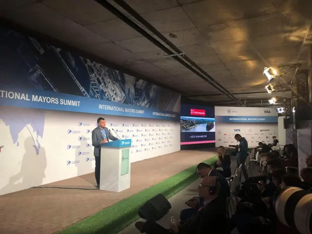 Олександр Симчишин привіз з Міжнародного Саміту мерів два призи для Хмельницького — фото 2