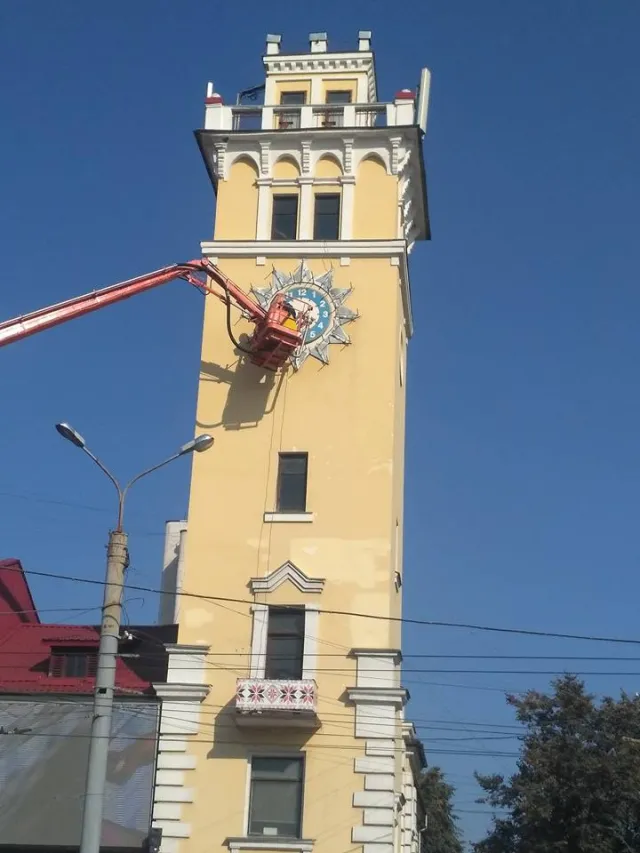 Годинник на вежі кінотеатру «Планета» демонтували — фото 2