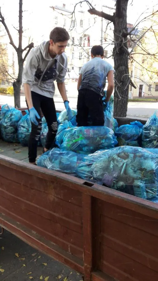 «Сделать Хмельницкий чище»: как студенты убирали мусор возле железной дороги — фото 1