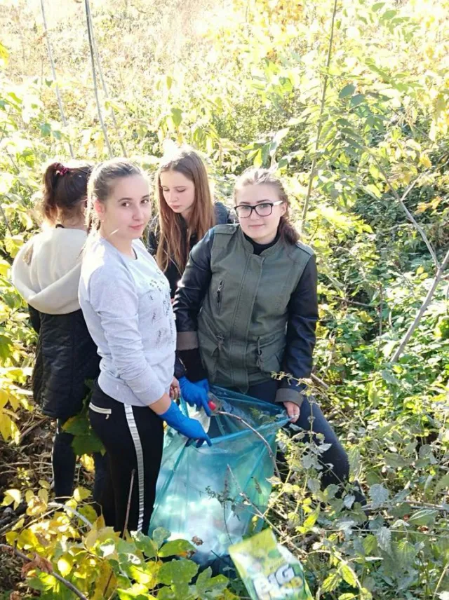 «Сделать Хмельницкий чище»: как студенты убирали мусор возле железной дороги — фото 2