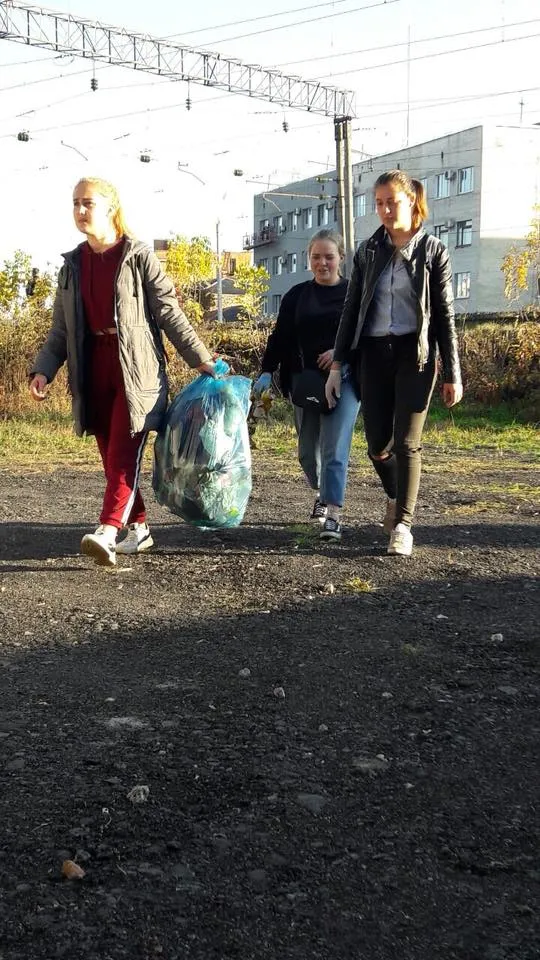 «Сделать Хмельницкий чище»: как студенты убирали мусор возле железной дороги — фото 6