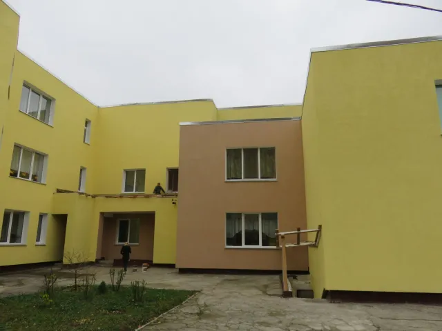 Заміна вікон та утеплення фасадів: у Хмельницькому триває термомодернізація чотирьох закладів освіти — фото 1