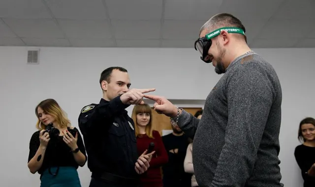 У Хмельницькому презентували окуляри «Drunk Busters», які імітують стан алкогольного сп’яніння — фото 1