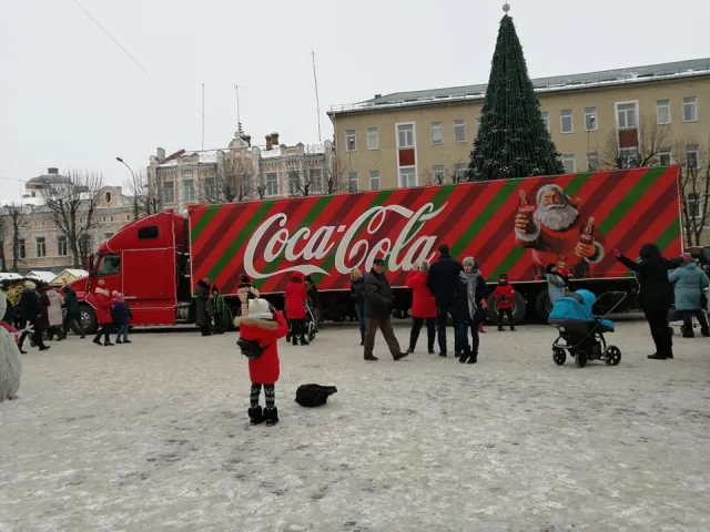 В Хмельницкий приехал новогодний грузовик — фото 1