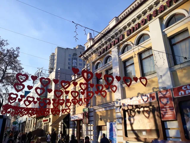 Романтична фотозона: у центрі Хмельницького облаштували алею для освідчень у коханні — фото 1